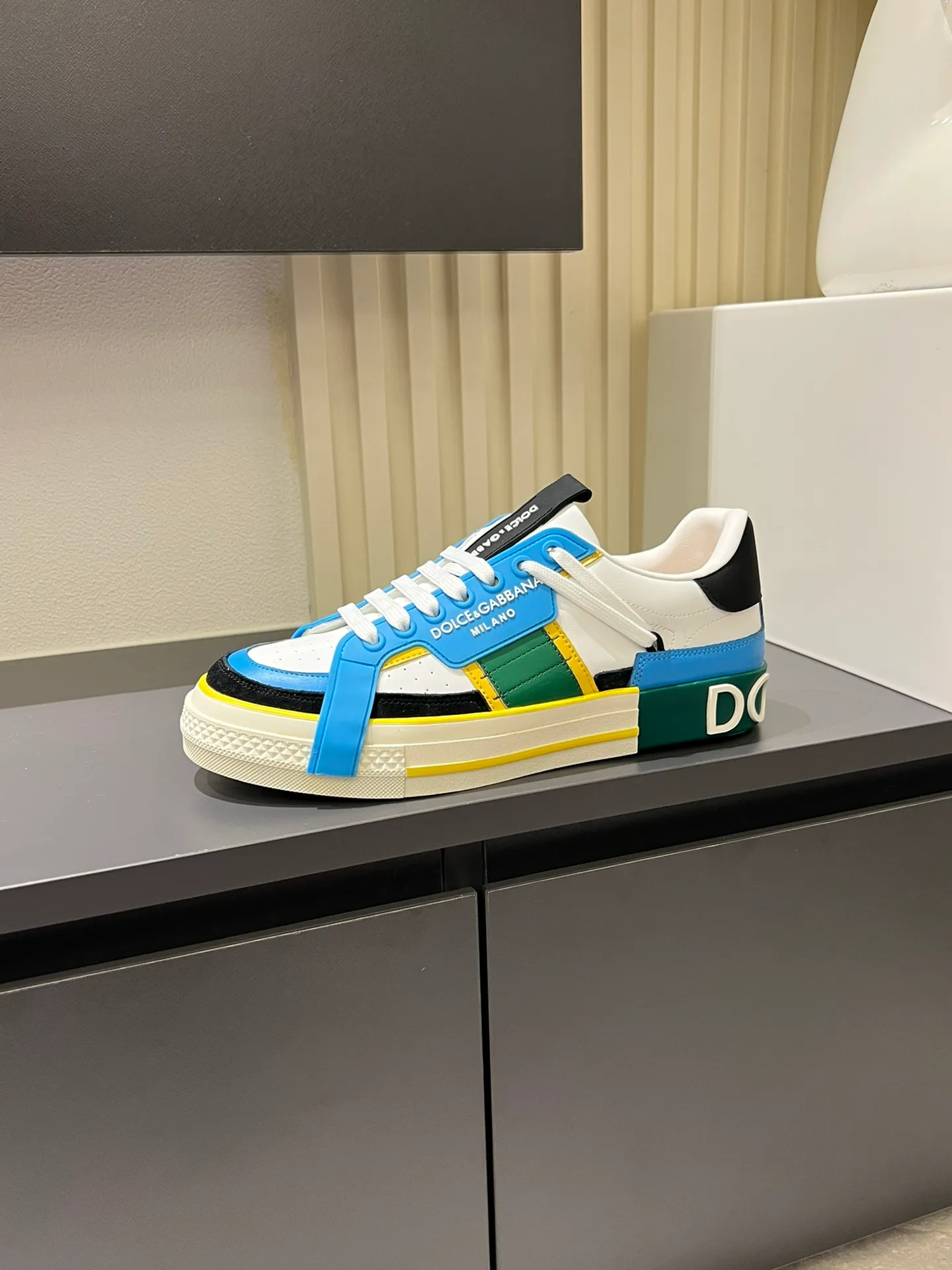p480 Original order Couple model DG's new Custom 2.Zero sneakers combine the characteristic elements of the brand's two classic series, combining the simple and elegant silhouette of Portofino with the urban and capable attitude of Miami. Calfskin upper with contrasting details, micro-injection rubber logo on the side, laminated Dauphine leather heel, sheepskin lining, original outsole Size: Women's 35-40 (34, 41 can be ordered), Men's 38-44 (45, 46 can be customized)